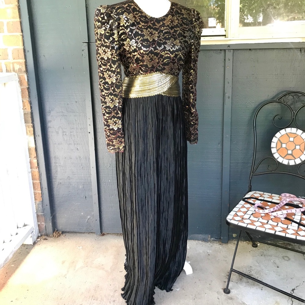 Beautiful Vintage Floor Length Dress (Size 12)